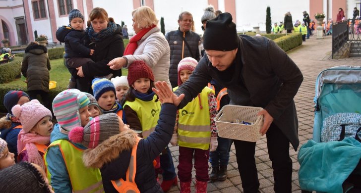 zdobení stromečků v atriu 2019 (1).jpg